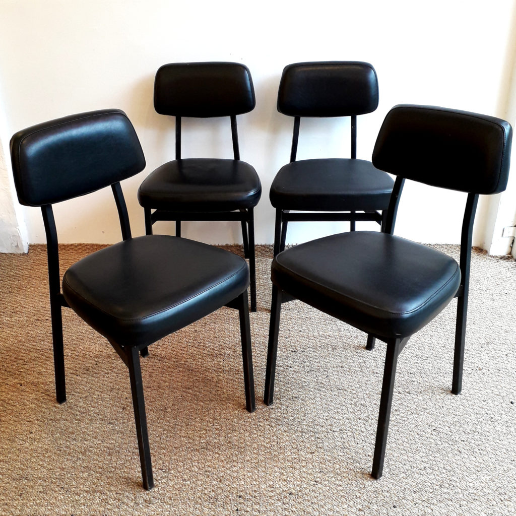 Suite de quatre chaises C57 par Paul Geoffroy sur Circa51