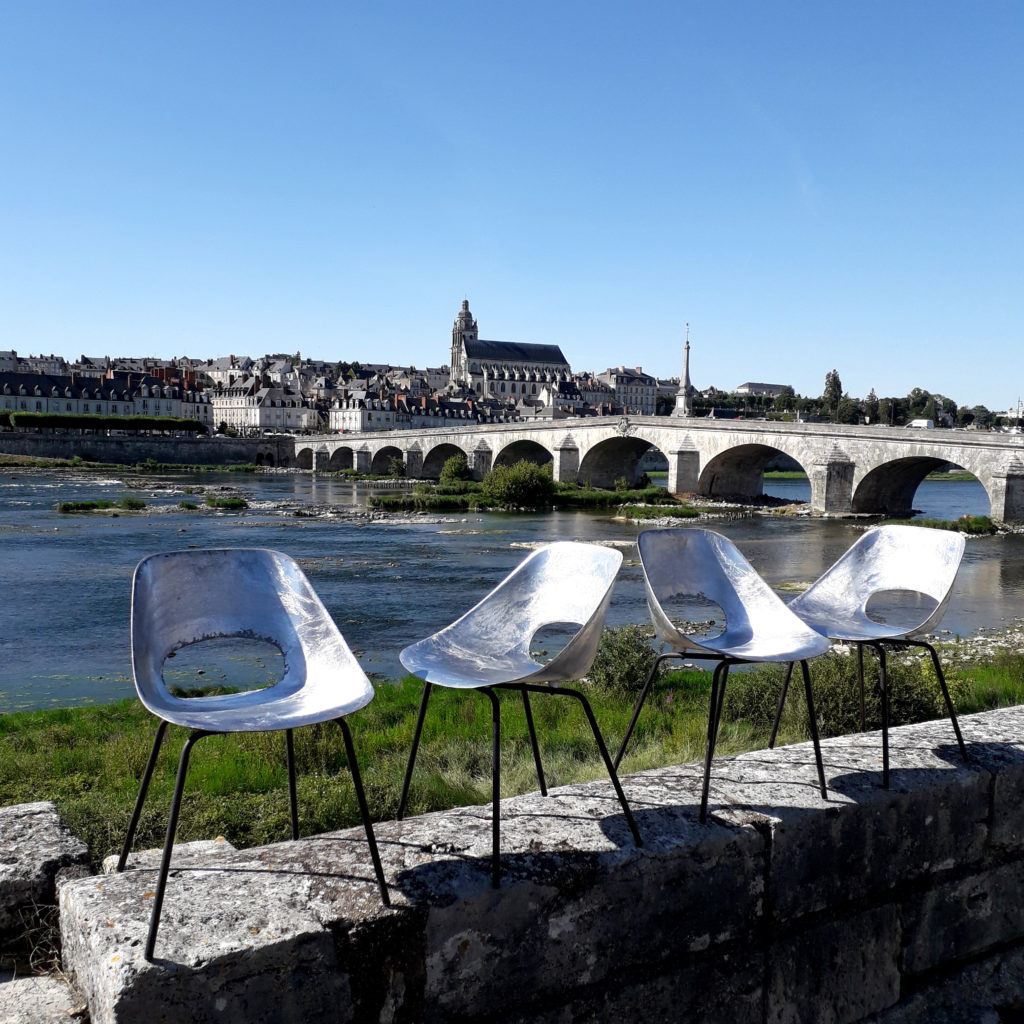 Suite de quatre chaises Cabri par Jacques Hitier (1917-1999) sur Circa51