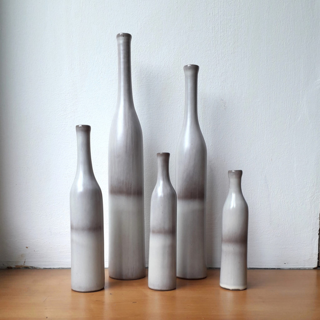 Série de 5 bouteilles en céramique par Jacques & Dani Ruelland sur Circa51