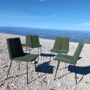 Quatre chaises 4 faces par Pierre Guariche sur Circa51