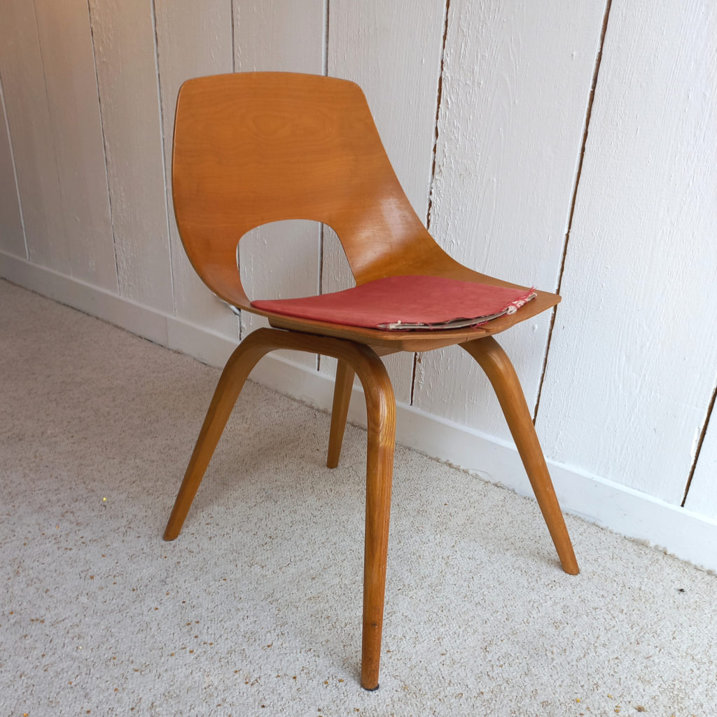 Chaise Tonneau par Pierre Guariche sur Cirtca51