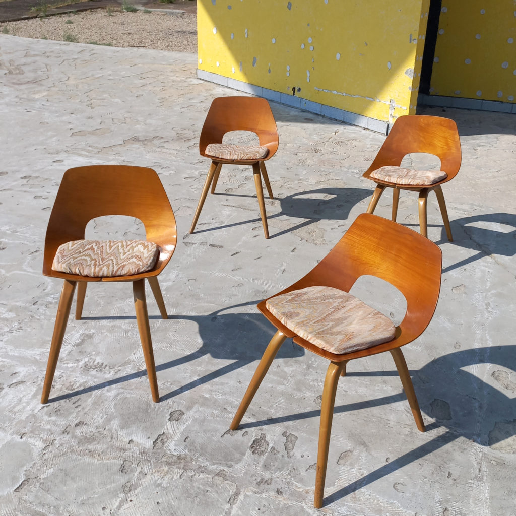 Chaises Tonneau par Pierre Guariche sur Circa51
