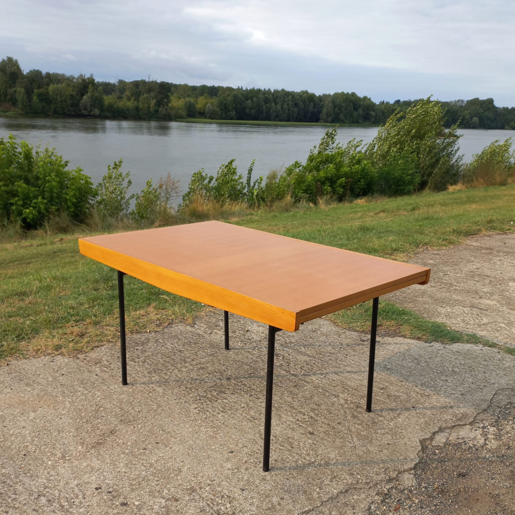 Table 125 par Pierre Guariche sur Circa51