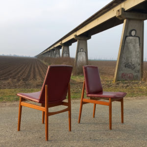 Chaises par Pierre Guariche sur Circa51