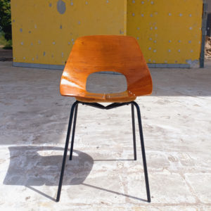Chaise Tonneau par Pierre Guariche sur Circa51