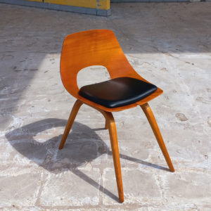 Chaise Tonneau par Pierre Guariche sur Circa51