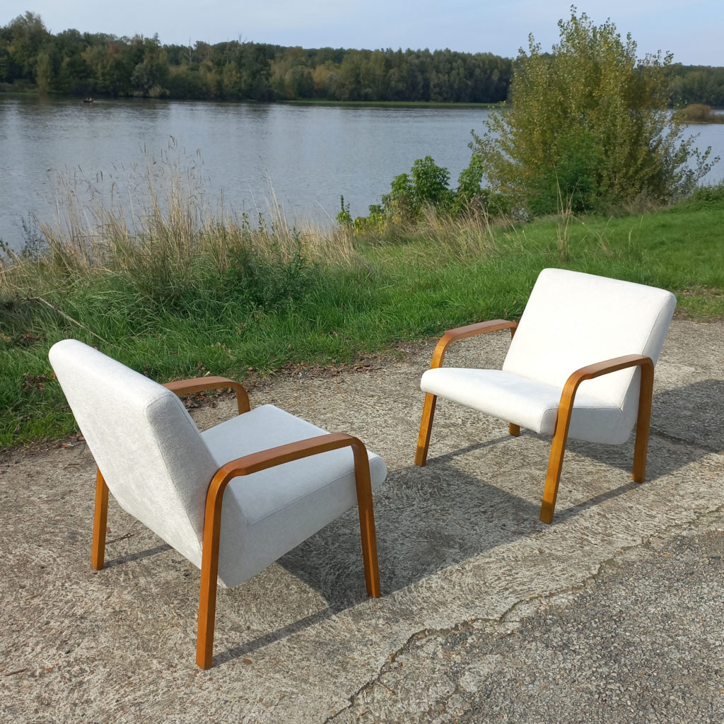 Paire de fauteuils 741 par Joseph-André Motte sur Circa51