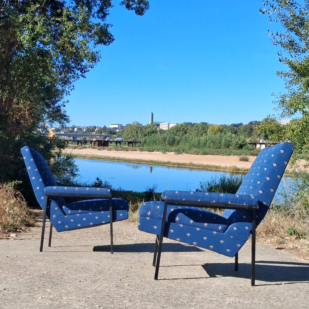 Paire de fauteuils 643 par l'A.R.P. sur Circa51