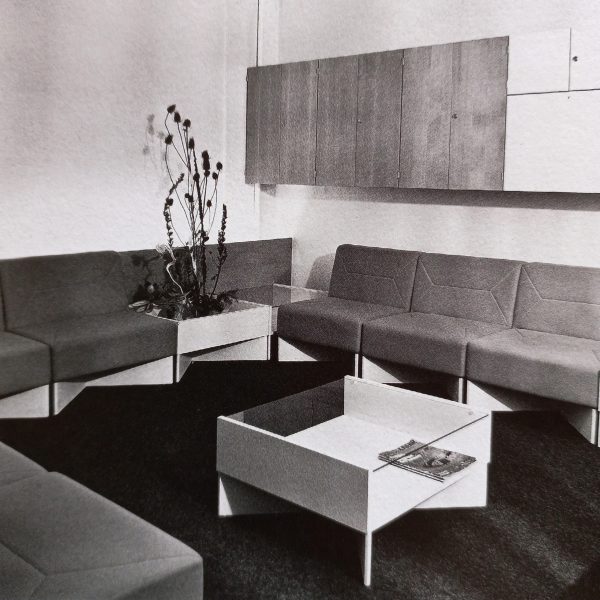 Table basse Aquilon par Pierre Guariche sur Circa51