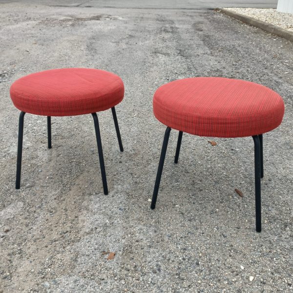 Paire de poufs par Joseph-André Motte sur Circa51