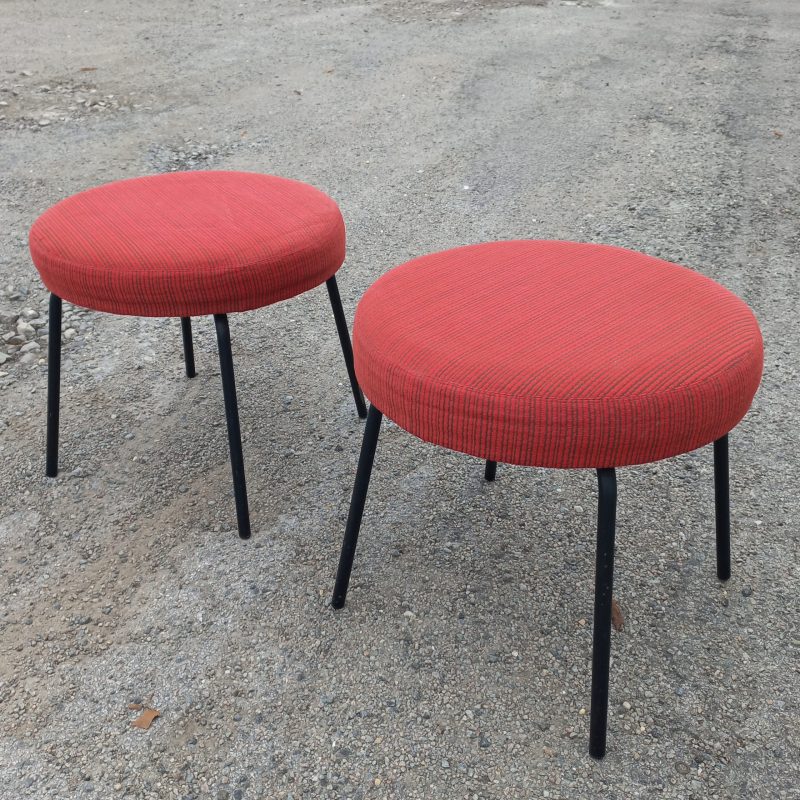 Paire de poufs par Joseph-André Motte sur Circa51