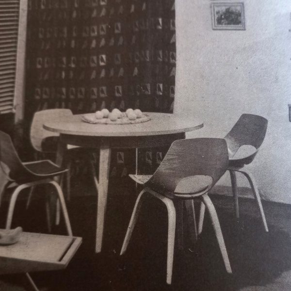 Chaise Tonneau par Pierre Guariche sur Circa51