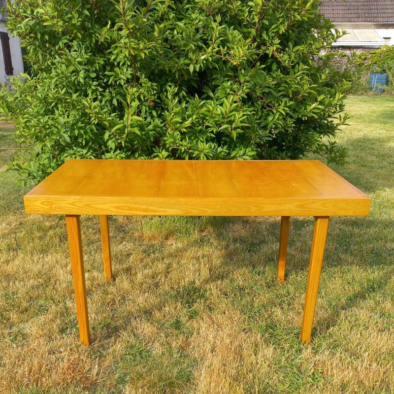 Table par l'A.R.P. sur Circa 51