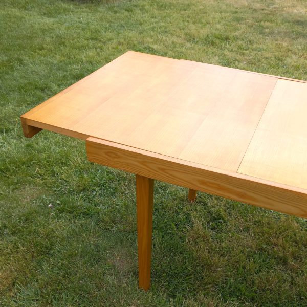 Table par l'A.R.P. sur Circa 51