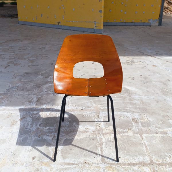 Chaise Tonneau par Pierre Guariche sur Circa51