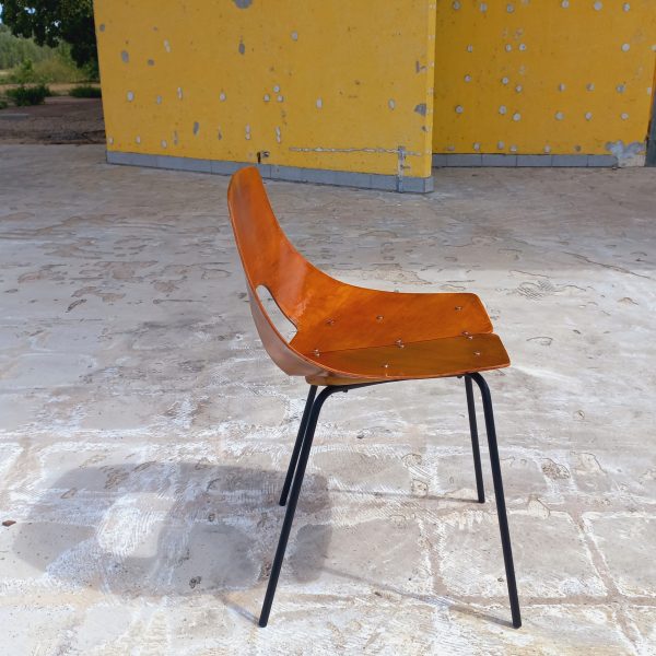 Chaise Tonneau par Pierre Guariche sur Circa51