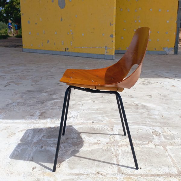 Chaise Tonneau par Pierre Guariche sur Circa51