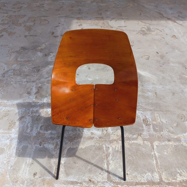 Chaise Tonneau par Pierre Guariche sur Circa51