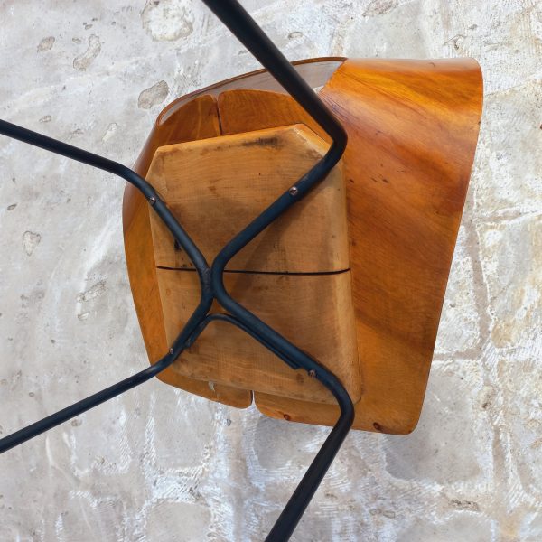 Chaise Tonneau par Pierre Guariche sur Circa51
