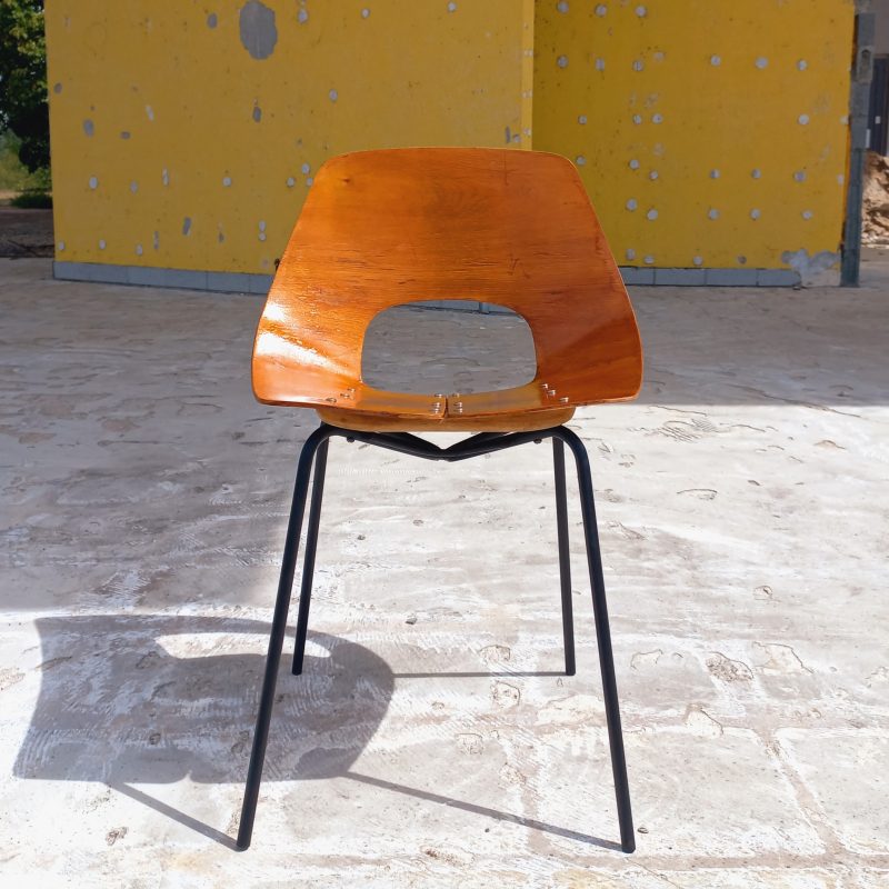 Chaise Tonneau par Pierre Guariche sur Circa51