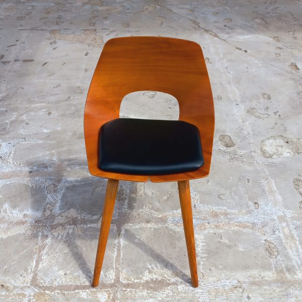 Chaise Tonneau par Pierre Guariche sur Circa51