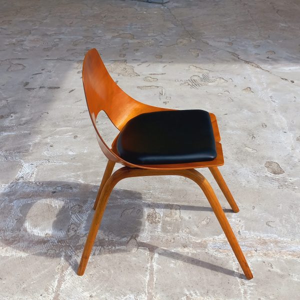 Chaise Tonneau par Pierre Guariche sur Circa51