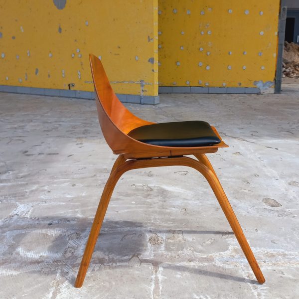 Chaise Tonneau par Pierre Guariche sur Circa51