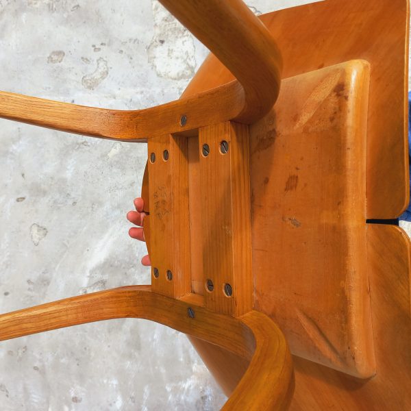 Chaise Tonneau par Pierre Guariche sur Circa51