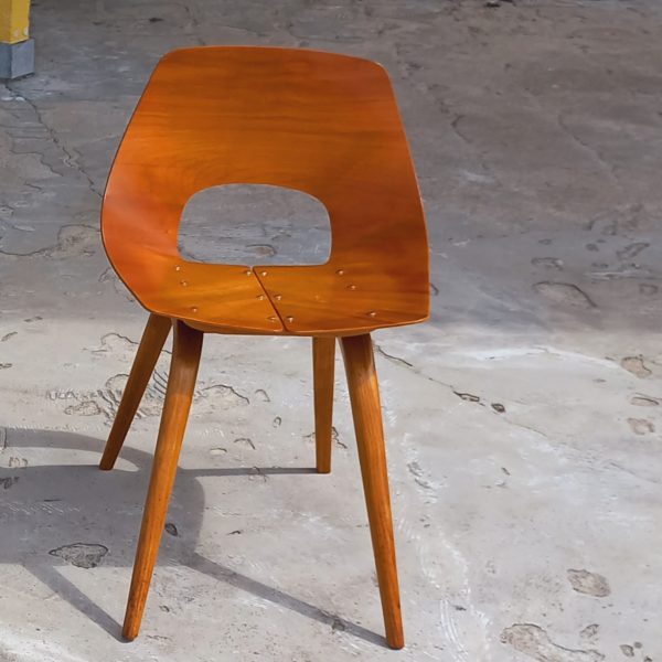 Chaise Tonneau par Pierre Guariche sur Circa51