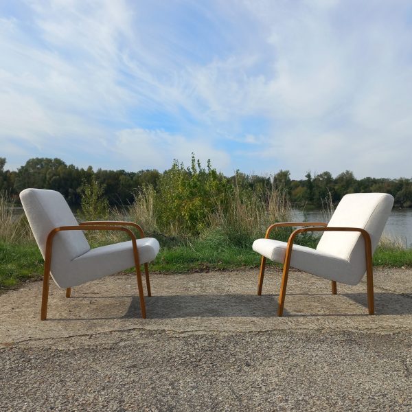 Paire de fauteuils 741 par Joseph-André Motte sur Circa51