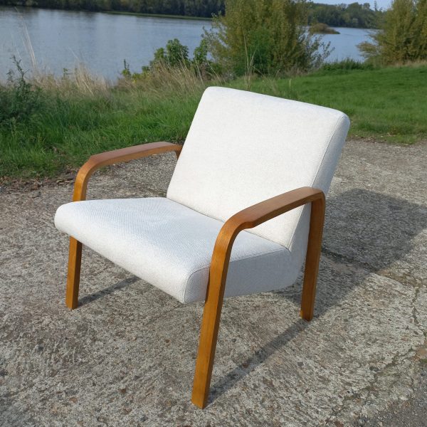 Paire de fauteuils 741 par Joseph-André Motte sur Circa51