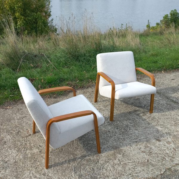 Paire de fauteuils 741 par Joseph-André Motte sur Circa51