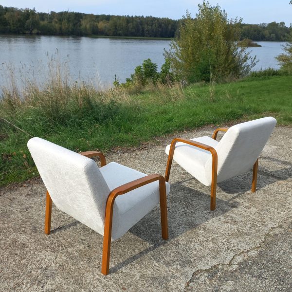 Paire de fauteuils 741 par Joseph-André Motte sur Circa51