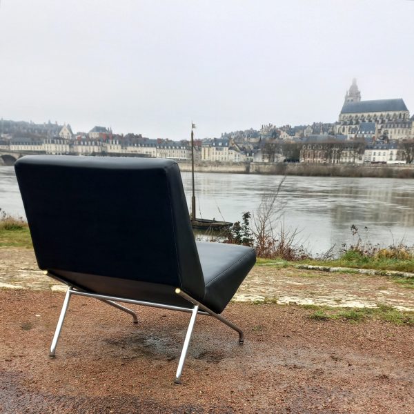 Chauffeuse SG10 par Pierre Guariche sur Circa51