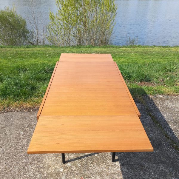 Table par Pierre Guariche sur Circa51
